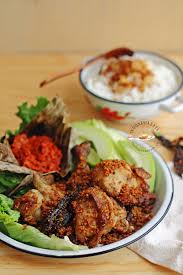 Jun 08, 2021 · ayam penyet tak hanya dilumuri sambal merah, tapi juga sambal ijo. Ayam Goreng Kremes Recipe Indonesian Fried Chicken With Crunchy Flakes Indonesia Eats