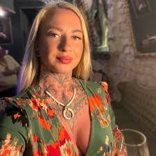 Miranda Farrell's Instagram, Twitter & Facebook