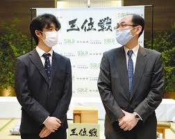七番勝負第2局（北海道新聞社） 北海道旭川市「花月会館」 藤井聡太王位 対 豊島将之竜王. æœ¨æ'çŽ‹ä½ã¨è—¤äº•ä¸ƒæ®µ è±Šæ©‹å…¥ã‚Šã—æ„æ°—è¾¼ã¿ çŽ‹ä½æˆ¦ç¬¬ï¼'å±€ ï¼'æ—¥é–‹å¹• ä¸­æ—¥æ–°èžweb