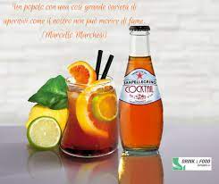 Liquore del frutto del sole, ottenuto dalla distillazione del succo di pesca fermentato con l'aggiunta di cognac; Ti Piace Stupire 3 6 Di Cocktail San Pellegrino 3 6 Vodka Alla Pesca Ghiaccio Fette Di Arancia Rossa E Lime Servi Ghiacciato E Aperitivo Foodie Vodka