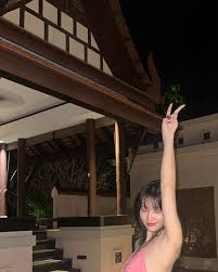 画像423) TWICEモモ、美デコルテ際立つ水着姿公開「見惚れる」「抜群のスタイル」と反響続々 - モデルプレス