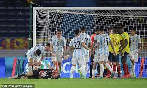 Martínez играет с 2020 в астон вилла (avl). Aston Villa Emiliano Martinez Suffers Injury Scare For Argentina After Being Knocked Out V Colombia Aktuelle Boulevard Nachrichten Und Fotogalerien Zu Stars Sternchen