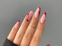 Красный маникюр с дизайном на ногти миндальной формы