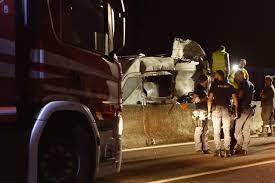 Rapinatori in fuga (ansa) i malviventi hanno messo chiodi sull'asfalto, armi in pugno hanno minacciato alcuni automobilisti e hanno dato fuoco alle vetture. Nqqt4i4o4odxjm
