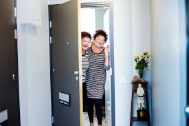 Kuusikymppiset sisarukset Hilkka ja Ilona asuvat yhdessä – ja äiti on  naapurina | ET