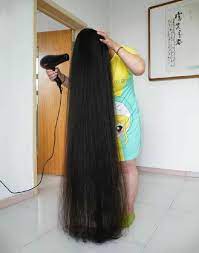 Pour Donner Du Volume Aux Cheveux Tres Long Il Est Conseiller De Les Secher Tete En Bas Cheveux Tres Long Cheveux Cheveux Long