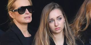 Mais ça, ilona smet le sait déjà, vu sa jolie peau de pêche ! Emma Smet La Petite Fille De Johnny Hallyday Lance Un Message D Espoir Sur Instagram Marie Claire