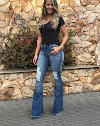 Look Calça Jeans Com Elastico Na Perna Dicas De Como Usar A Calca Flare Looks Com Calca Flare Looks Moda Moda Feminina