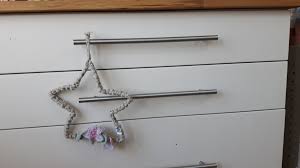 Du liebst die farbe deiner neuen pax türen, deiner metod küche, deines neuen ektorp sofas und würdest gerne die wand dahinter oder dein regal daneben im gleichen farb ton streichen? Diy Shappy Chic Ikea Hack Pax Schrank Streichen Mit Kreidefarbe