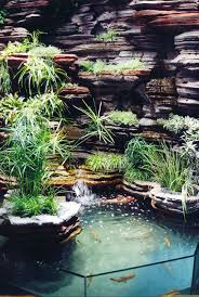 Untuk ukurannya, tentu dibuat kecil, hanya memanfaatkan ruang yang tersisa di samping anak tangga. 12 Ide Kolam Di Dalam Rumah Yang Bikin Kamu Merasa Sedang Honeymoon Setiap Hari