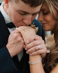 A tiny sneak of the Cramers wedding day 💌