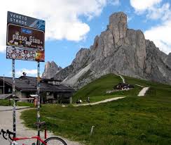 The last day of our dolomites trip i decided to dash (pedal slowly) up the north side of passo giau before a long drive. Passo Giau E Ciclabile Dolomiti Bikemap Your Bike Routes