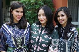 Kalau menurut kamu, bagaimana seragam. 6 Potret Kompak Keluarga Artis Pakai Baju Kembaran Saat Lebaran Matamata Com