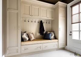 8 Dulap Spatios Cu Bancuta Intergrata Solutie Amenajare Hol Mic Mudroom Cabinets Mudroom Design Mudroom Laundry Room