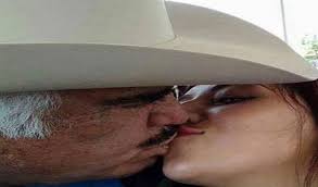 Tras el polémico vídeo de vicente fernández en el que acosa a una fan, las acusaciones de presunto acoso en su contra crecen. Se Viraliza Foto De Vicente Fernandez Besando En La Boca A Una Joven