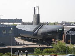 Voor elke onderzeeër waarop er soldaten zijn gesneuveld of zijn vermist is er een aparte plaat op de muur. Marine Museum Den Helder Mapio Net
