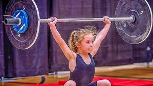 El acto de levantar pesos ya existe por miles de años. Rory A Sus 7 Anos Hace Historia Al Levantar 80 Kilos En Peso Muerto