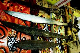 Chef's knife pisau ini yang sering digunakan oleh juru masak karena multifungsi, bisa untuk memotong, mengiris, dan mencacah. Daya Magis Mandau Yang Memukau Indonesia Kaya
