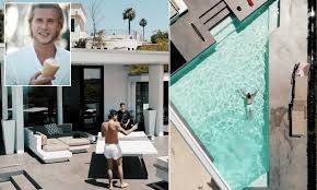 Sophia thomalla und ihr freund, der fußballtorwart loris karius. Liverpool Keeper Loris Karius Posts Cringey Holiday Video Daily Mail Online