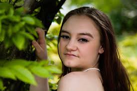 Who can take senior pictures at the aquarium or botanical gardens?