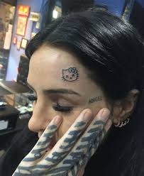 Candelaria tinelli tienetatuajes en diferentes partes del cuerpo. Candelaria Tinelli Se Tatuo En La Frente Una Hello Kity Muerta Canal 9 Televida Mendoza