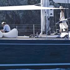 La pareja fue fotografiada recientemente relajándose en un yate cerca de  Menorca, una isla frente a la costa este de España. Más información en el  enlace de nuestra biografía. #tomcruise #anadearmas #meditarreno