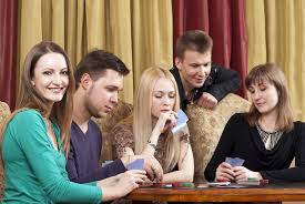 Ceux qui s'adonnaient aux jeux (cartes, dés, etc.), particulièrement les jeux donnant lieu à des enjeux, devaient s'éclairer à la chandelle, considérée comme un objet de luxe. Le Jeu Dans L Entreprise En Vaut La Chandelle A Plus D Un Titre