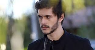 Show tv'de yayınlanan 'çukur' dizisinde 'emrah komiser' karakterine hayat veren. Alperen Duymaz Kimdir Alperen Duymaz Esi Kubra Kelkit Kimdir Kac Yasinda