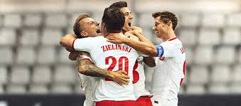 Polen hat nicht viele stars, aber den derzeit vielleicht besten stürmer der welt. Polen Home Und Away Fussball Trikots Fur Erwachsene Kinder Von Subside Sports