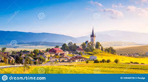 La slovaquie est une destination souvent méconnue, à tort! Beau Paysage De Vallee En Montagnes De La Slovaquie Petites Maisons Dans Le Village Scene Rurale Spissky Stvrtok Slovaquie Photo Stock Image Du Rural Aerien 129346730