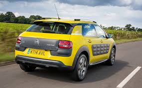 El citroën c4 cactus, parece un crossover futurista y mide 4,21 metros de largo, 1,75 de ancho y cuenta con una distancia entre ejes de 2,61 metros. The Clarkson Review 2016 Citroen C4 Cactus