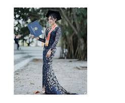 Kesan elegan dan modern memang selalu melekat pada kain brokat dengan. 31 Inspirasi Model Baju Kebaya Modern Untuk Wisuda Yang Bisa Kamu Coba Bukareview