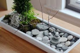 Le Mini Jardin Zen Decoration Et Therapie Archzine Fr Jardin Zen Jardin Zen Miniature Mini Jardins