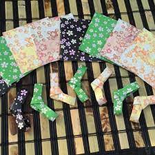 今回は お正月にも活躍できる和柄のコースター 箸置きセット いらなくなった牛乳パックを切って和柄の折り紙をはればコースター 結べば箸置きになるのでとっても簡単で子供と一緒に作ったりも出来ます コースターも箸置きもデコパージュ用のトップコートを塗れば 水
