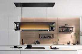 Modernes küchen design mit holzbalken, klassishen schränken und moderner glanzvoller bartheke attraktive wohnküche, die mit robusten holzbalken, grünen pflanzen, elegantem esstisch und. Kuche Ideen Fur Die Kuchengestaltung Schoner Wohnen