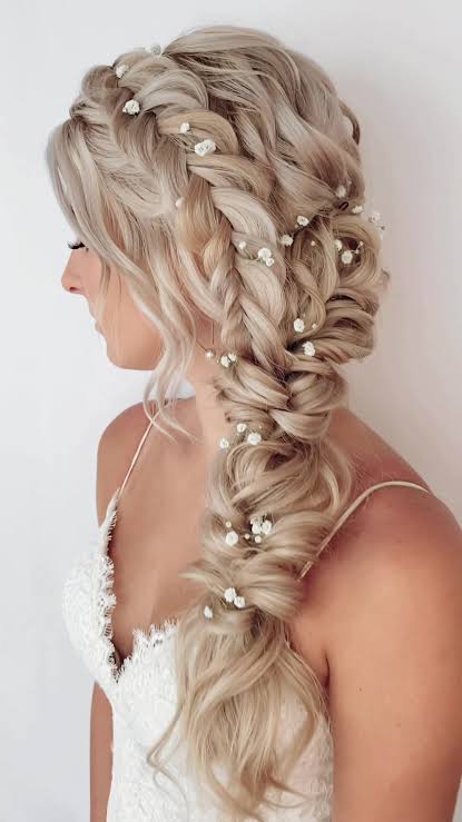 Side braid with babies breath 👌🏼✨#weddinghair #bride #bridalhair #hair #bridesmaid #bridalhairstylist #wedding