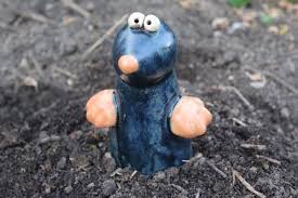 Ein Personlicher Favorit Aus Meinem Etsy Shop Https Www Etsy Com De Listing 611047972 Zaunhocker Maulwurf Diy Ceramic Garden Animals Garden Sculpture
