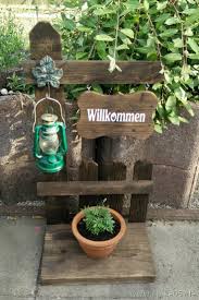 Laternenhalter Mit Willkommensschild Aus Palettenholz Spike05de Willkommensschild Palettenholz Diy Gartenideen