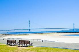 明石海峡大橋と淡路島 明石海峡大橋 全長：3,911m 高さ：298.3m 桁下高：65m 最大支間長：1,991m 兵庫県立舞子公園 所在地：神戸市垂水区東舞子町2051番地 面積：7.8ha 以上、 明石海峡大橋と舞子公園でした。 舞子駅 ä¸–ç•Œä¸€é•·ã„åŠã‚Šæ©‹ æ˜ŽçŸ³æµ·å³¡å¤§æ©‹ ã®é•·ã•ã¯ æ–™é‡'ã‚„ãƒ©ã‚¤ãƒˆã‚¢ãƒƒãƒ— ãƒ–ãƒªãƒƒã‚¸ãƒ¯ãƒ¼ãƒ«ãƒ‰ã‚‚ç´¹ä»‹ Tanosu ã‚¿ãƒŽã‚¹ å…µåº«çœŒã¯ã‚Šã¾ã‚¨ãƒªã‚¢ã®åœ°åŸŸæƒ…å ±ã‚µã‚¤ãƒˆ