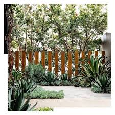 Https Annejackson Me Wp Content Uploads 2019 01 40 Beautiful Front Yard Fence Ideas 08 Jpg In 2020 Front Yard Fence Front Yard Front Garden