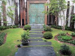 Stepping Stone Walkway In Front Entrance Japanese Garden In Manalapan Florida Backyard Garden Layout Garden Design Garden Walkway