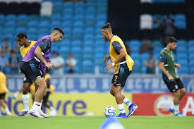 Braithwaite comenta disputa no ataque do Grêmio e rendimento pós-lesão: "Mesmo que antes"