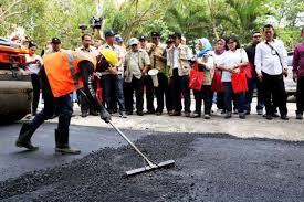 Meracik ramuan magis, merapal mantra dan terbang dengan sapu lidi. Uji Coba Pembangunan Jalan Di Jimbaran Bali Menggunakan Bahan Campuran Plastik Aspal Cepagram