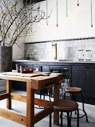 Zellige Dans La Deco Cuisine Noire Et Credence En Carreaux Blancs Cuisine Rustique Table Haute Cuisine Cuisines Deco