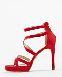 Elle a aussi un petit côté rock super sympa avec ses jolis clous… Sandales A Talons Aiguilles Stockelschuh Sandalen Schuhkollektion