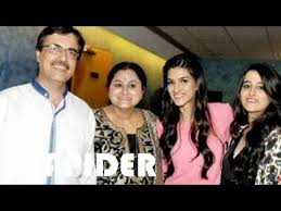 Kriti Sanon Family Photos Father Mother Sister Youtube Kriti sanon angry over female actresses not getting importance in bollywood movies. kriti sanon family photos father mother sister