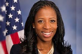 Felicia Poore's Instagram, Twitter & Facebook