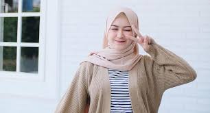 Pesona cantik ini selain bis amembuat kagum, bisa juga membantu orang yang melihatnya merasa lebih bahagia. Perempuan Cantik Hijab