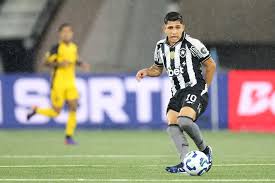 Fluminense encaminha acerto com Savarino, que pede para deixar o Botafogo