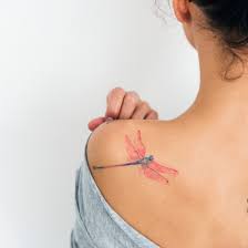 Some watercolor tattoos are fully saturated, but on. Watercolor Tattoos Alles Was Du Uber Aquarell Tattoos Wissen Musst Cosmopolitan